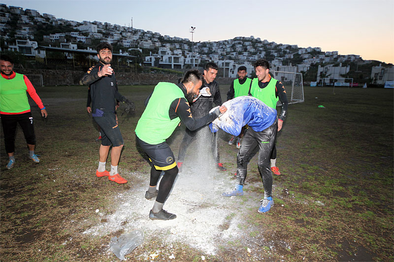 Gümüşlükspor yardımcı antrenörü Ali Cihan Kayaş'a sürpriz doğum günü 1