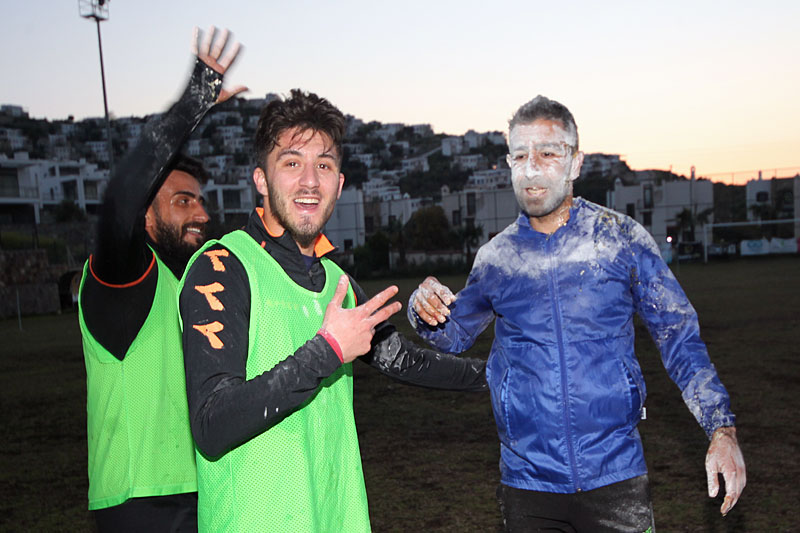 Gümüşlükspor yardımcı antrenörü Ali Cihan Kayaş'a sürpriz doğum günü 5