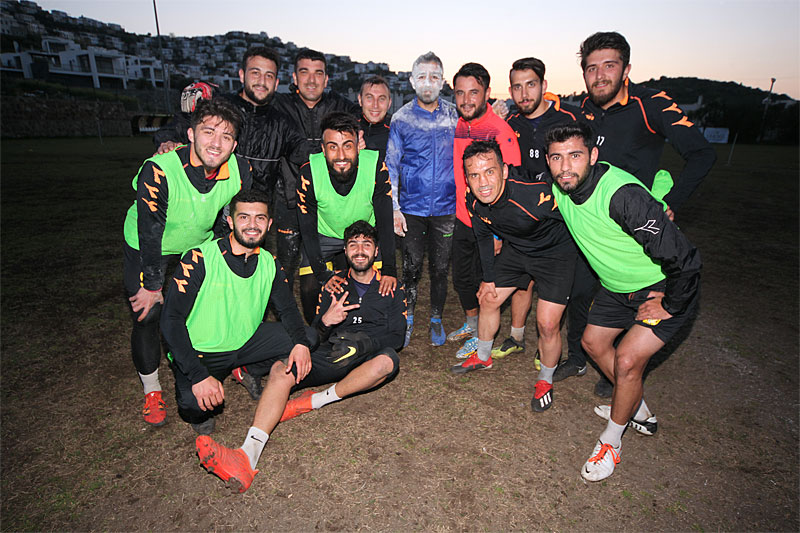 Gümüşlükspor yardımcı antrenörü Ali Cihan Kayaş'a sürpriz doğum günü 6
