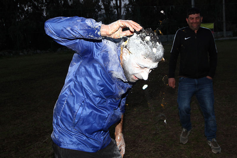 Gümüşlükspor yardımcı antrenörü Ali Cihan Kayaş'a sürpriz doğum günü - Fotoğraf: Yalçın Çakır 7
