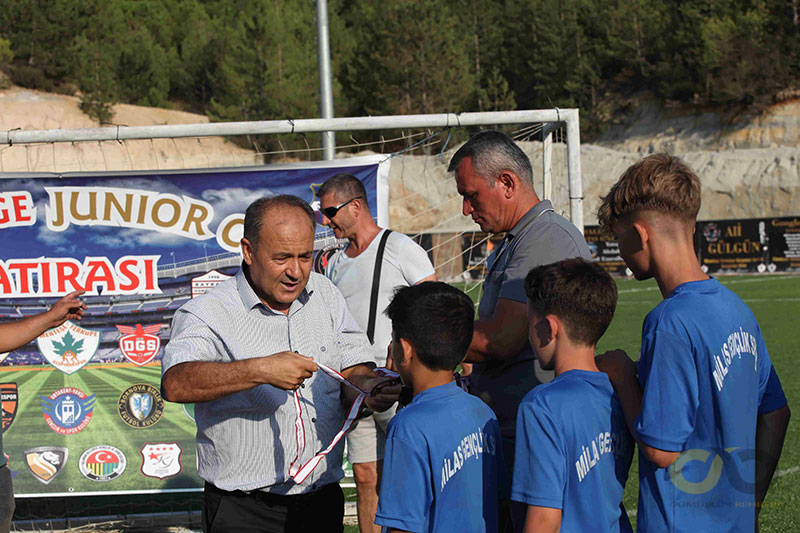 Ege Junior Cup Futbol Turnuvası ödül töreni,  Menteşe Mahallesi Muhtarı Yılmaz Evran