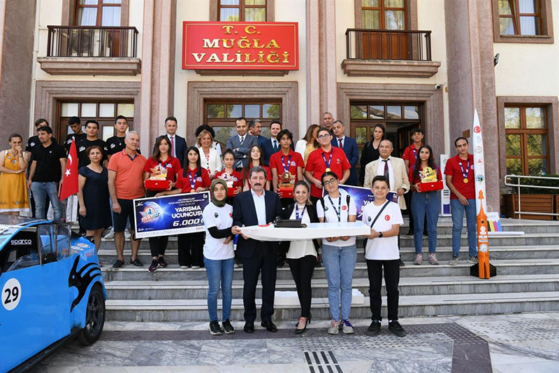TEKNOFEST Karadeniz’de biri şampiyonluk kupası olmak üzere 4 kupa kazanan Muğla'lı gençler 4