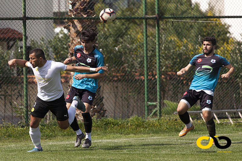 Gümüşlükspor 2 - 0 Menteşe Yerküpespor hava topu mücadelesi