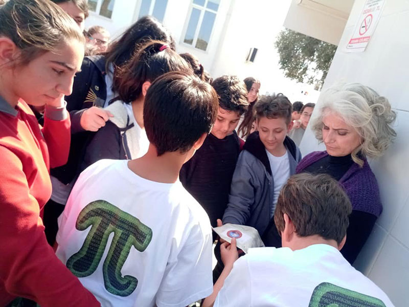 Merkez Turgutreis Ortaokulu öğrencileri mama dağıttı 14
